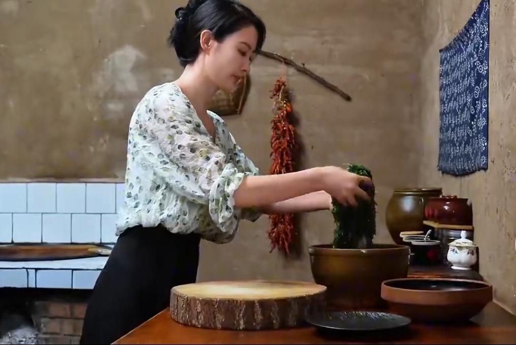 所谓的田园，都在忙于三餐四季，你想的自由空气可能都来不及畅快呼吸。
