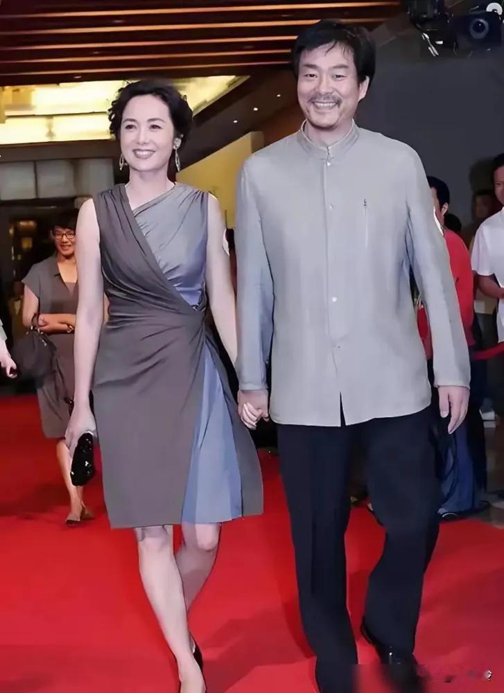 优雅迷人的蒋雯丽
稳重大方的濮存昕。
蒋雯丽定居国外，减少工作，主要是为了陪伴在