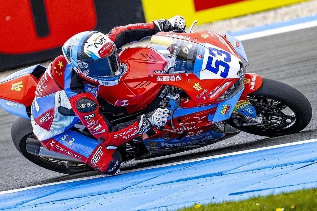 🏆五冠封神！张雪机车拿下赛季第五冠！WSBK捷克站双回合全胜，德比斯极限缠斗绝