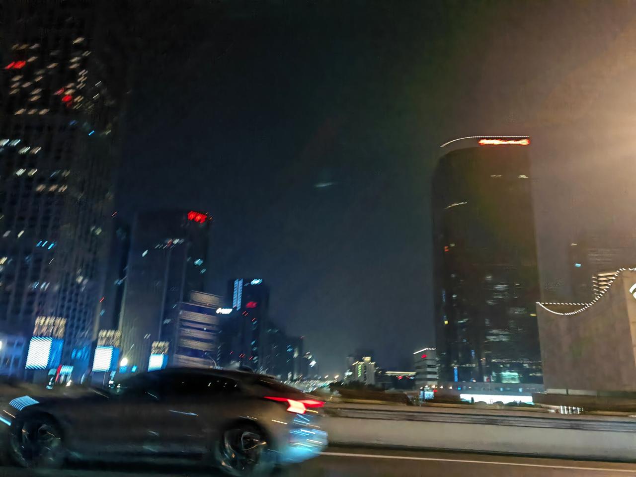 回到北京。
​今天改签了航班，虽然依旧晚了一小时，但比原来的航班还是要早一个多小