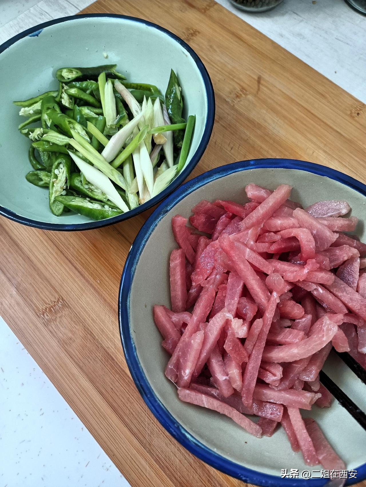 这个夏天过的好像索然无味，看花不像花，看果不像果，写啥都没灵魂。

算了，啥都不