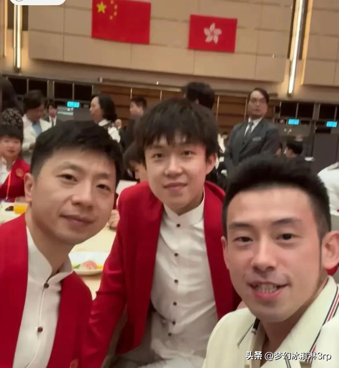 还是大圣会拍照看似和龙队和大头合影
细看则是大圣和国乒三条龙的合影
身后还有中国