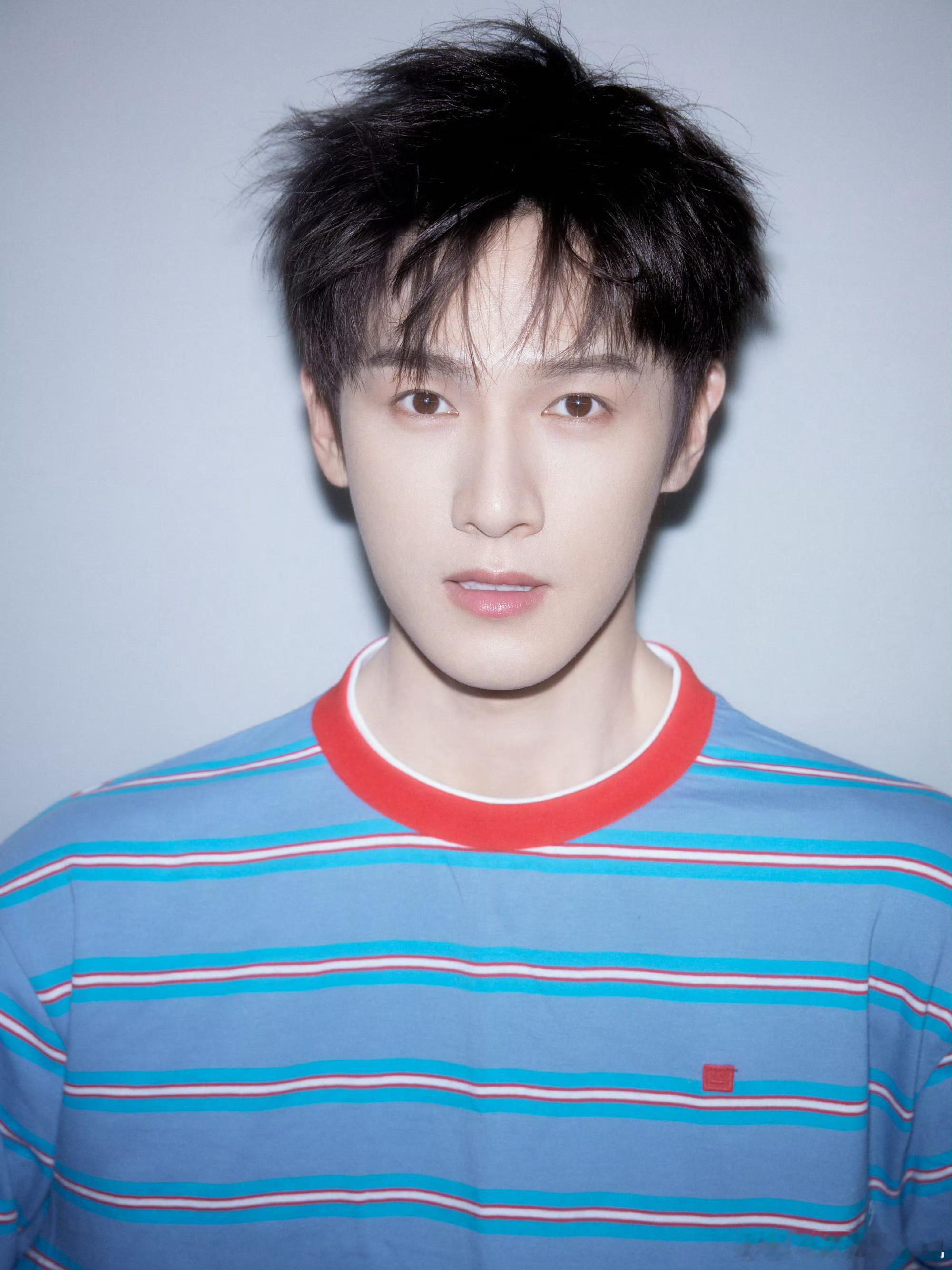 李昀锐怼脸人生四格李昀锐怼脸四宫格，帅到你了吗？ ​​​