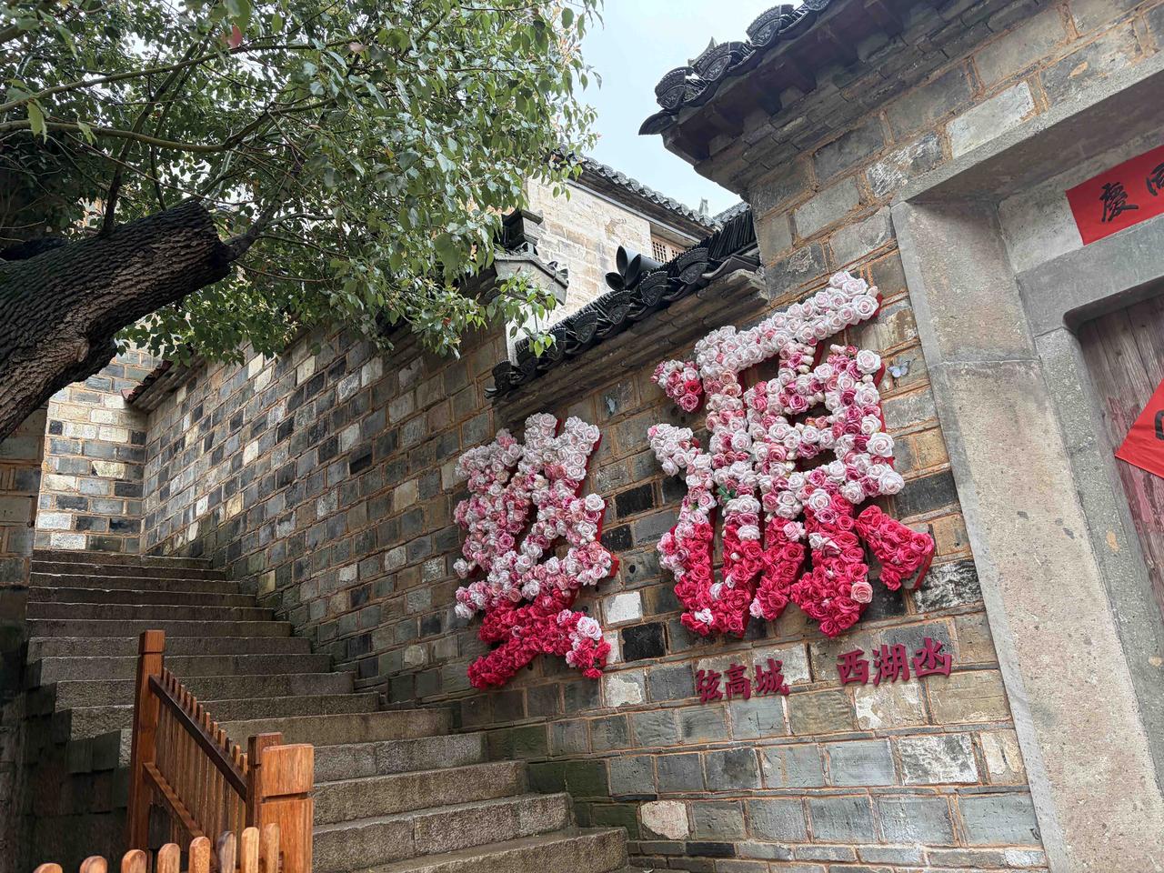 江西旅游第三天：婺源篁岭，心心念的油菜花，去看了。雨依旧淅淅沥沥地下着，鞋子进水