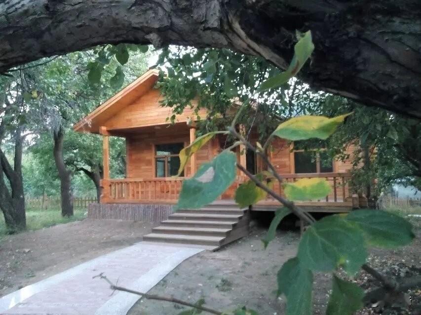 分享一组我十年前拍的照片，这是曾经呼和浩特一处景观地，里面全部是小木屋，当时好多