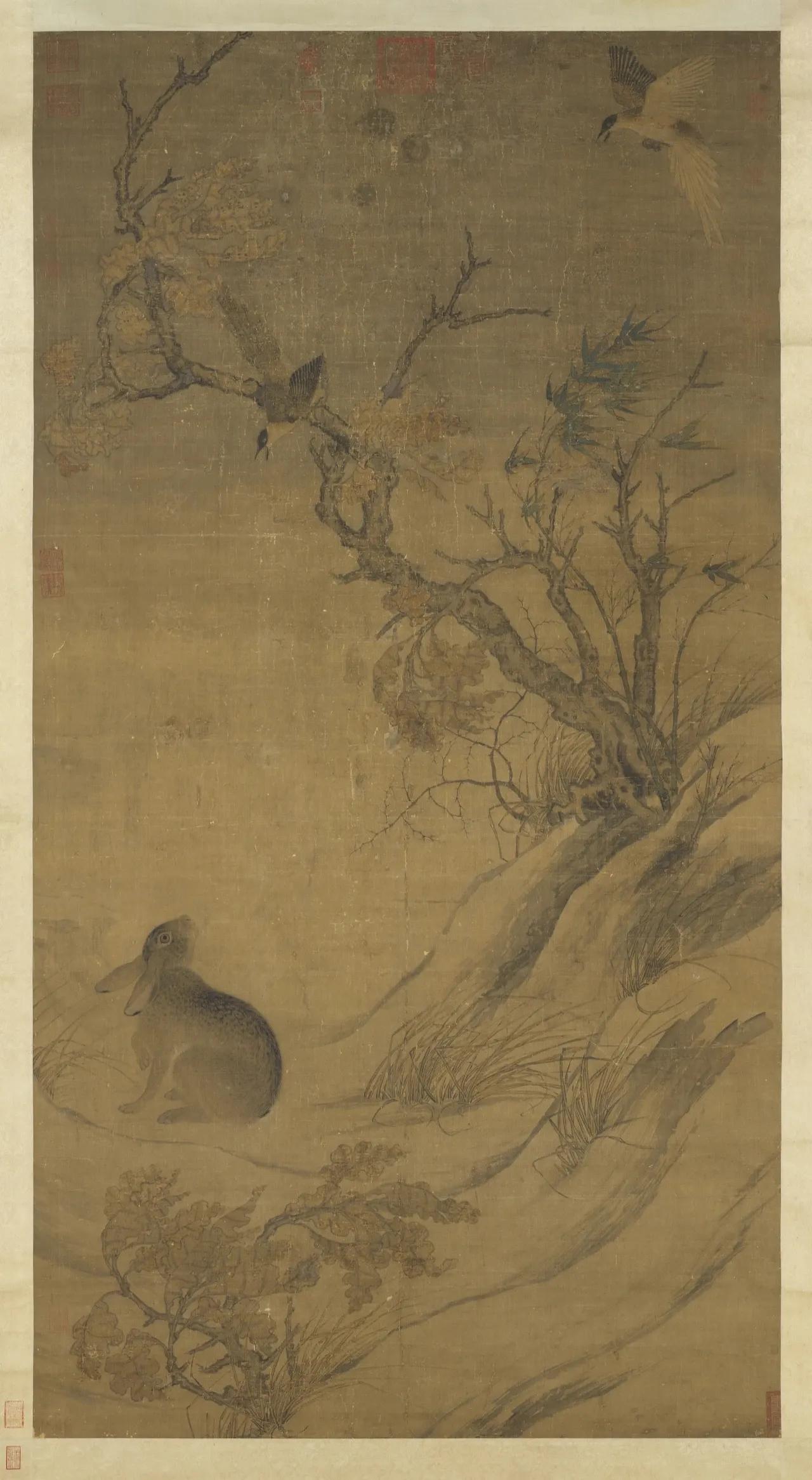 《双喜图》

在霜叶飘零的萧瑟秋色下，画家描绘出两只山喜鹊向野兔示警鸣叫的情景。