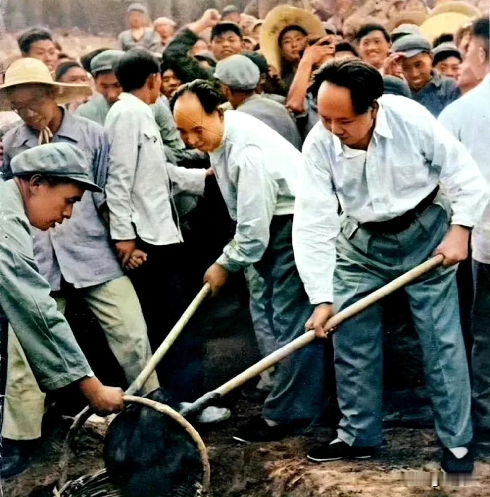 十三陵水库施工现场。
伟人与工人们一起参加挖土方劳动！
他心里装着人民，人民永远