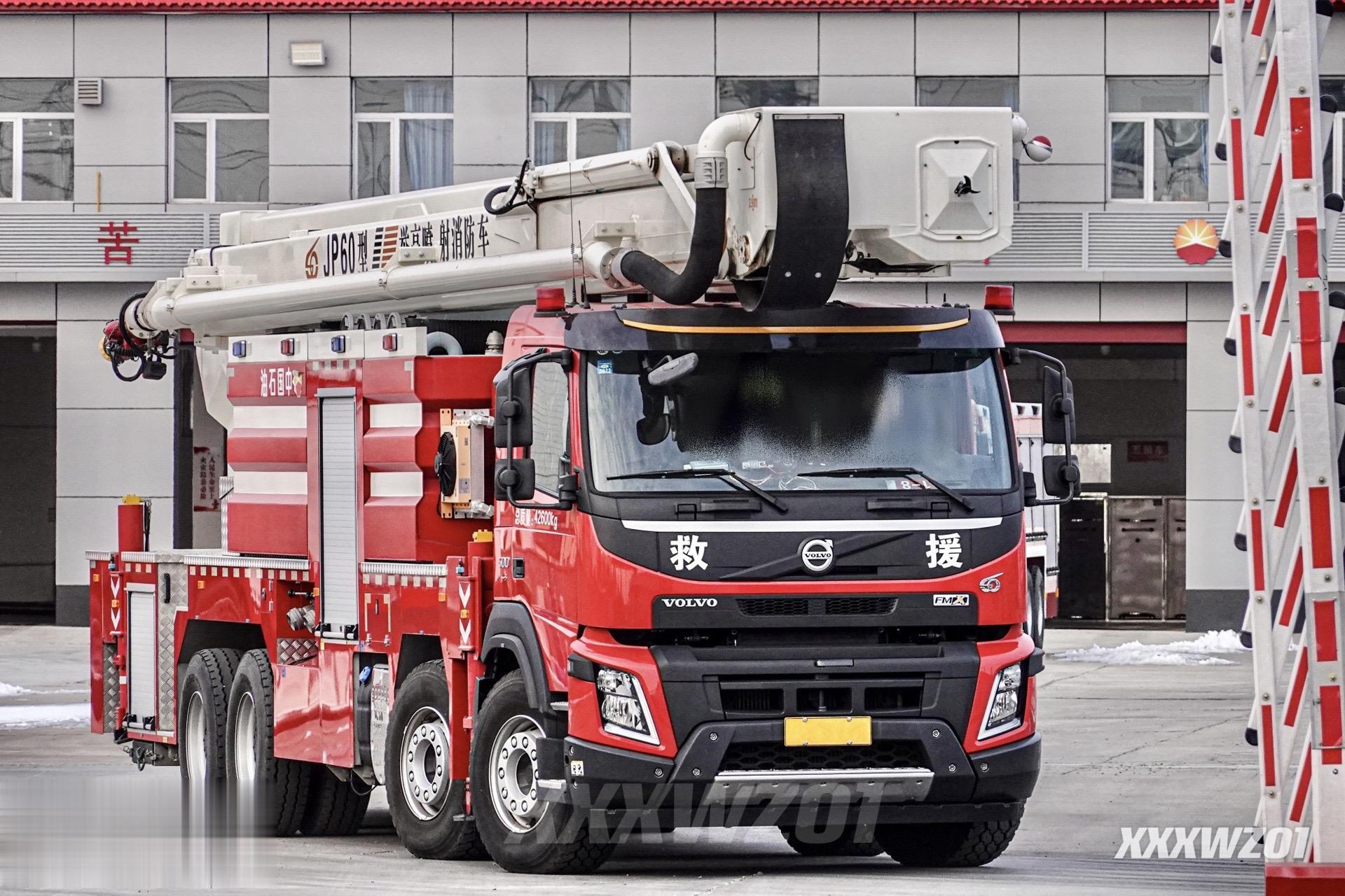 石油化工消防守护者🚒。新老沃尔沃底盘的两辆捷通举高喷射消防车