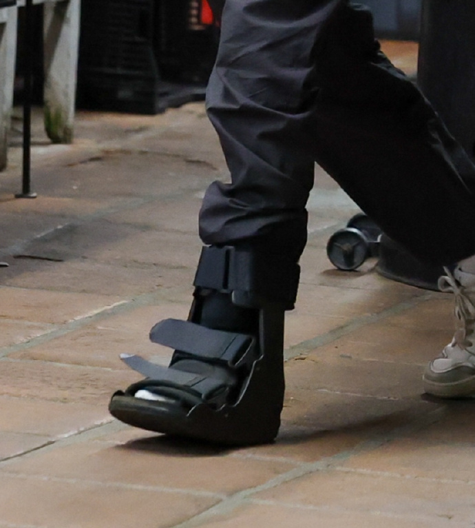 荷兰弟疑似脚受伤荷兰弟脚穿医用固定靴 英国演员 Tom Holland 日前在洛