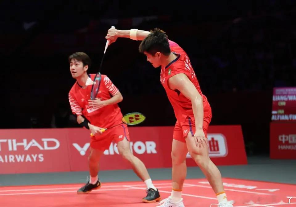 逆转复仇！梁王组合突围总决赛男双四强 剑指冠军 2025年世界羽联巡回总决赛在杭
