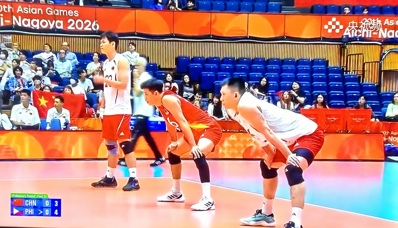 亚运会小组赛第二场，中国男排迎战菲律宾队。
第一局中国男排25：21先赢一局。