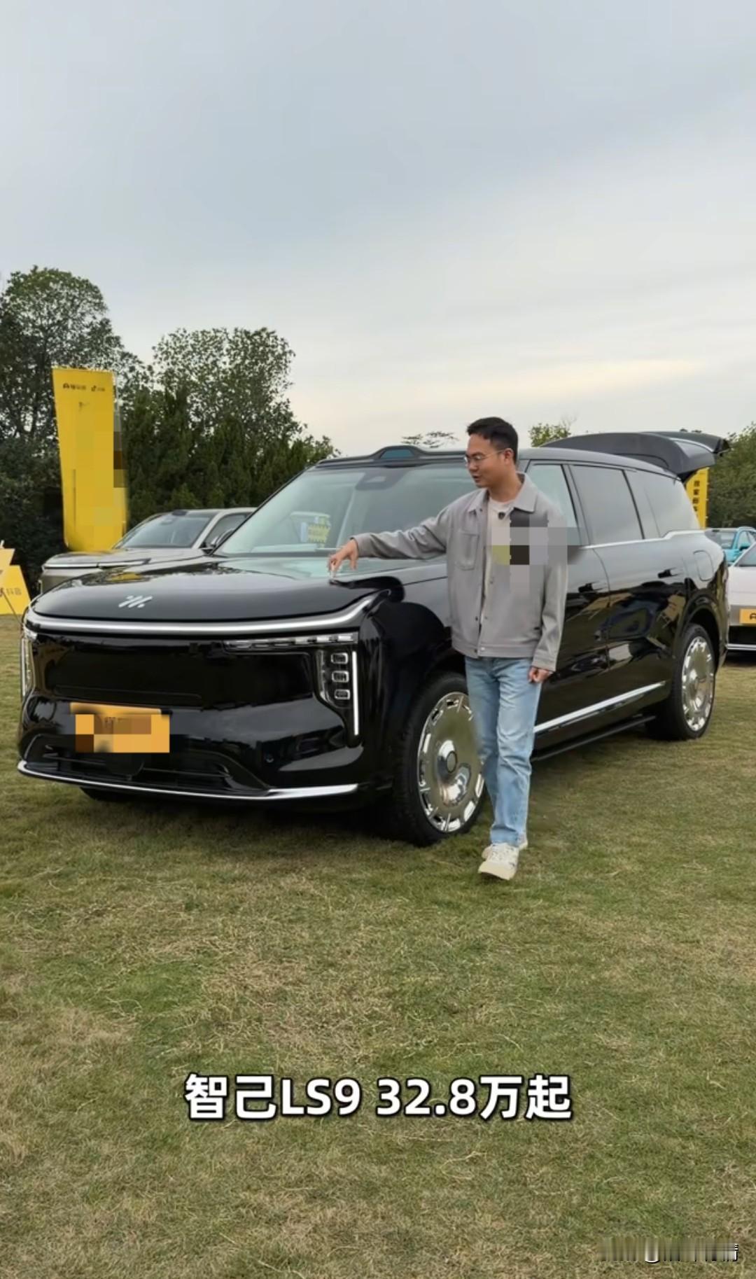 万万想不到智己居然出了一款，
30万左右的6座SUV，
这车可是专门为大家挺准备