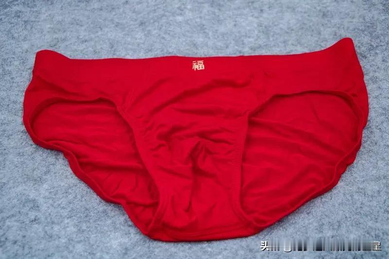 男人穿四角还是三角内裤，这还挺让人纠结的。从美观角度，三角裤是展现男性美的利器，