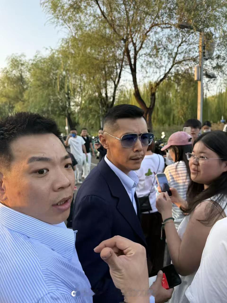 女孩如此近距离看大冰的眼神：目不转睛、崇拜，微笑，眼睛都移不开了。
大冰之所以火