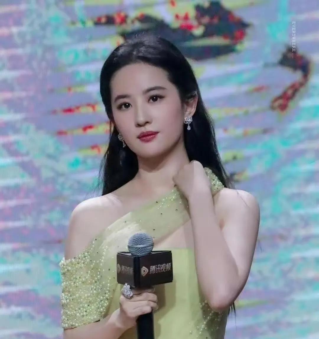 刘亦菲这一身，简直把“东方柔美的贵气”焊在了礼服里！
 
嫩黄色单肩礼服不靠繁复