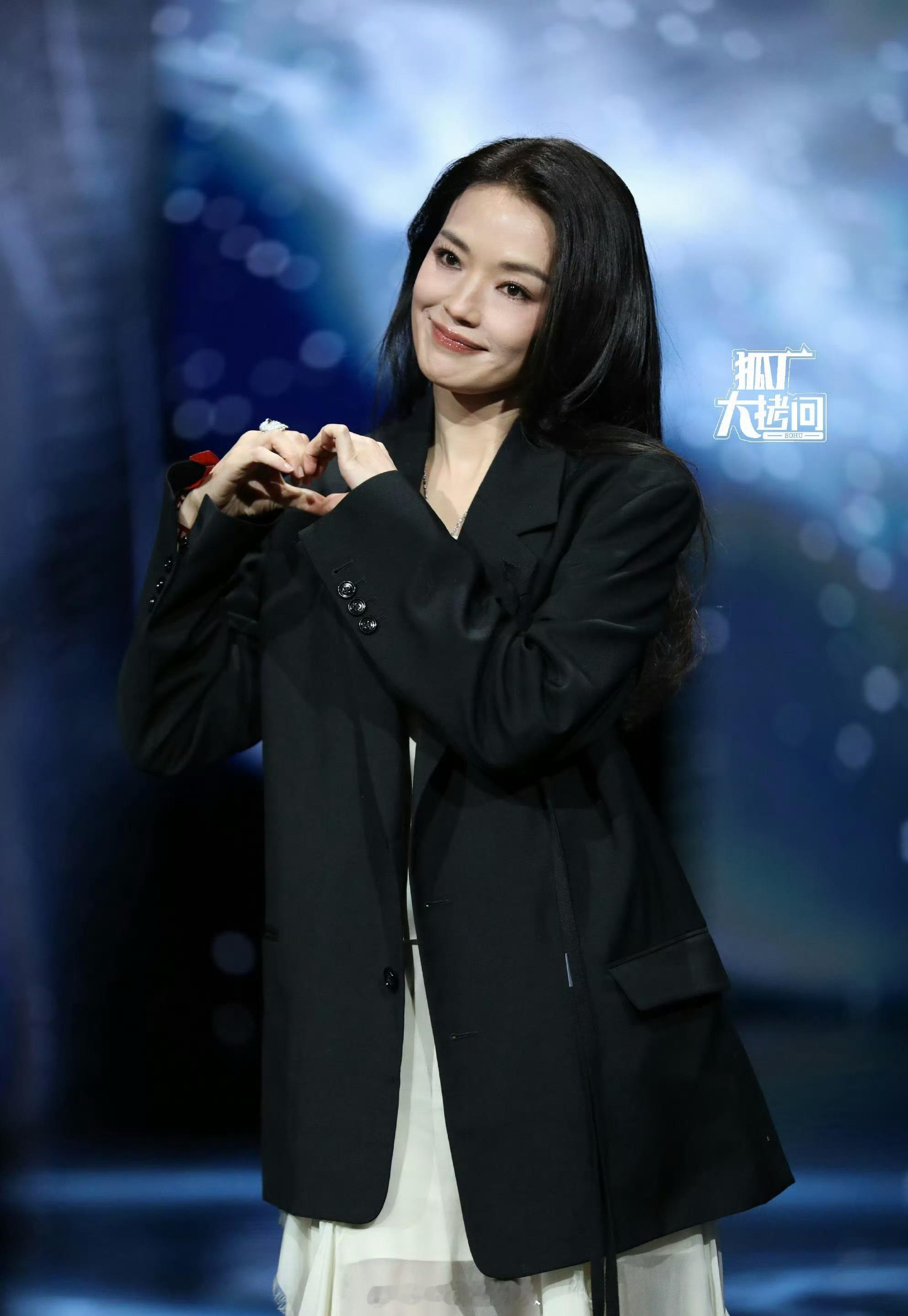 舒淇微博之夜美的如此轻而易举，天生的大明星！舒淇