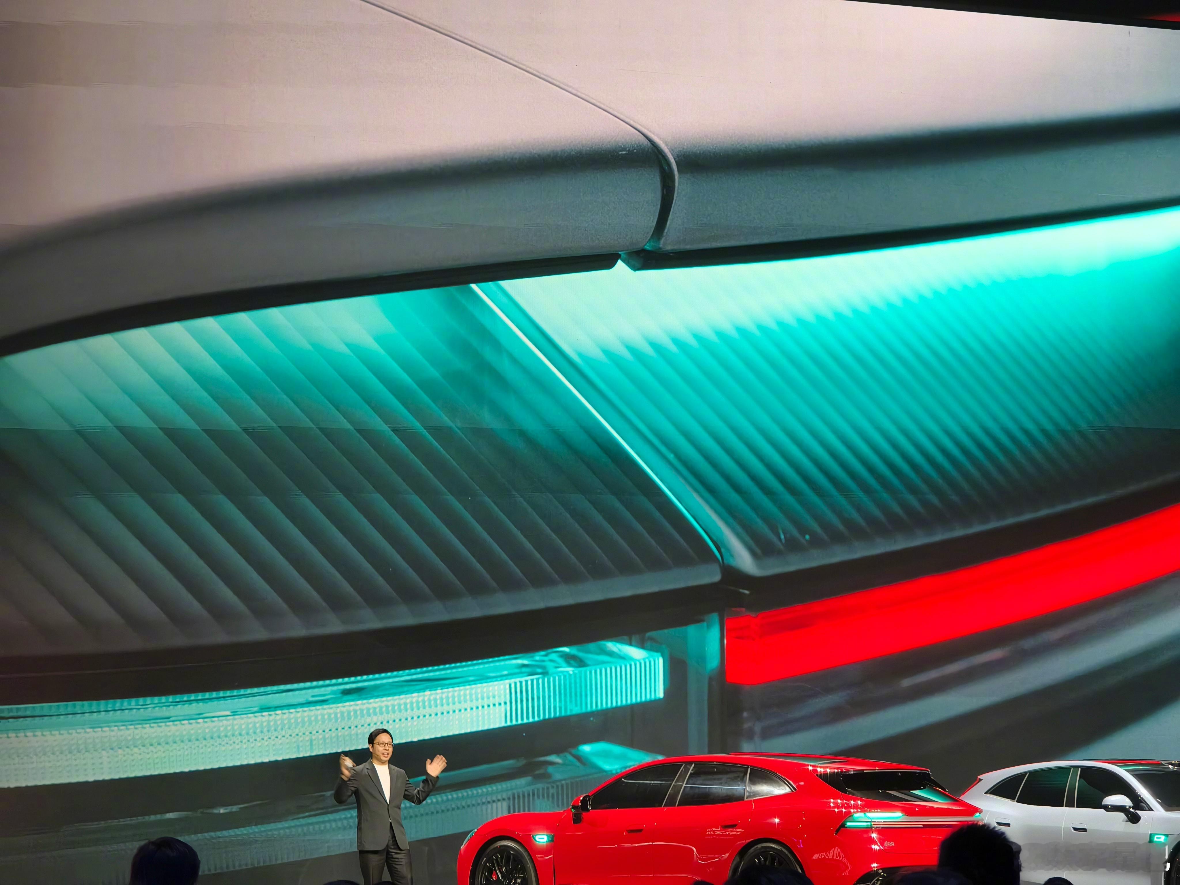 世界上最大的辅助驾驶小蓝灯，直接瀑布灯面啦！目前没有第二家车企玩这么大的