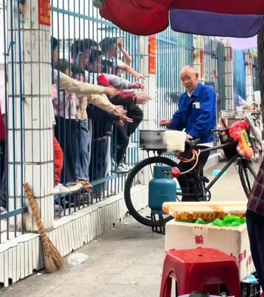 “这也太寒心了！”湖南icon祁东，一位白发爷爷校门口免费送棉花糖，谁知视频刚走