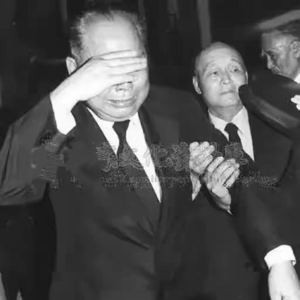 1975年4月，老蒋病逝，在香港隐居26年的关麟征赴台吊唁，到达现场后情难自已，