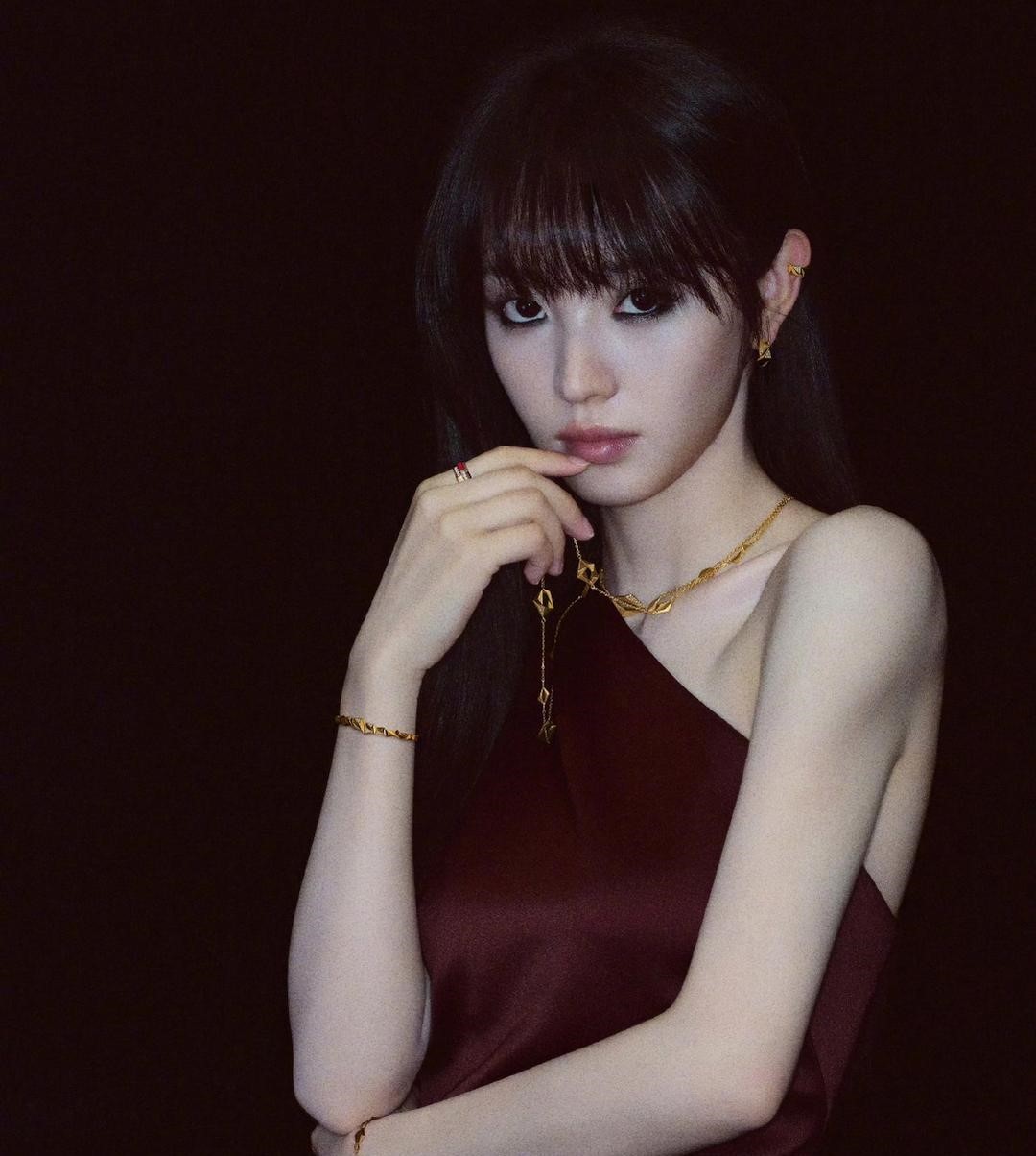 薇薇这组烟熏妆配公主切的造型，直接把“恶女”气场拉到了顶点！这种截然不同的风格，