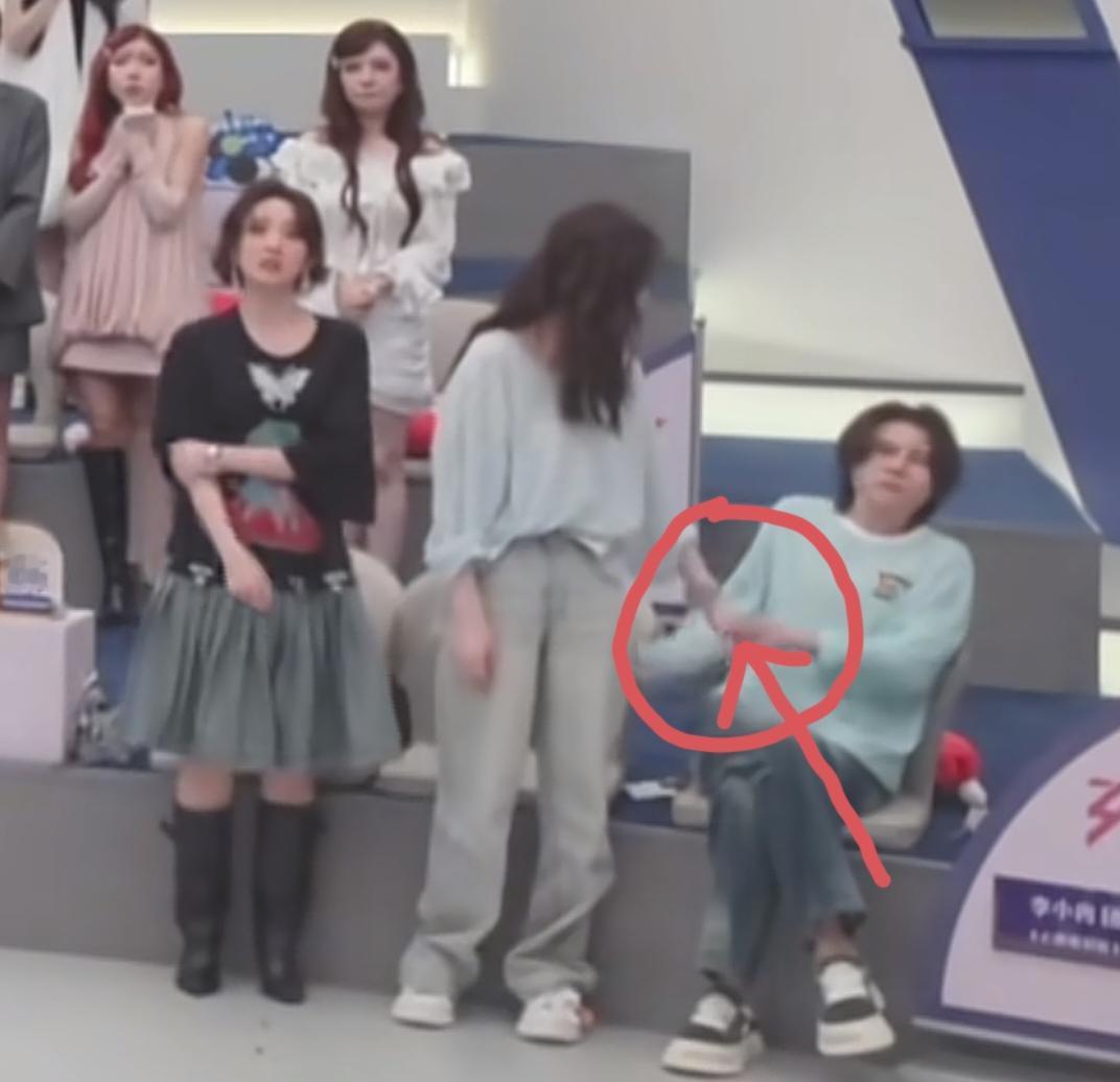 应该不止我一个人发现了，
昨晚浪姐一公直播，
王濛甩的压根不是李小冉的手，而是甩