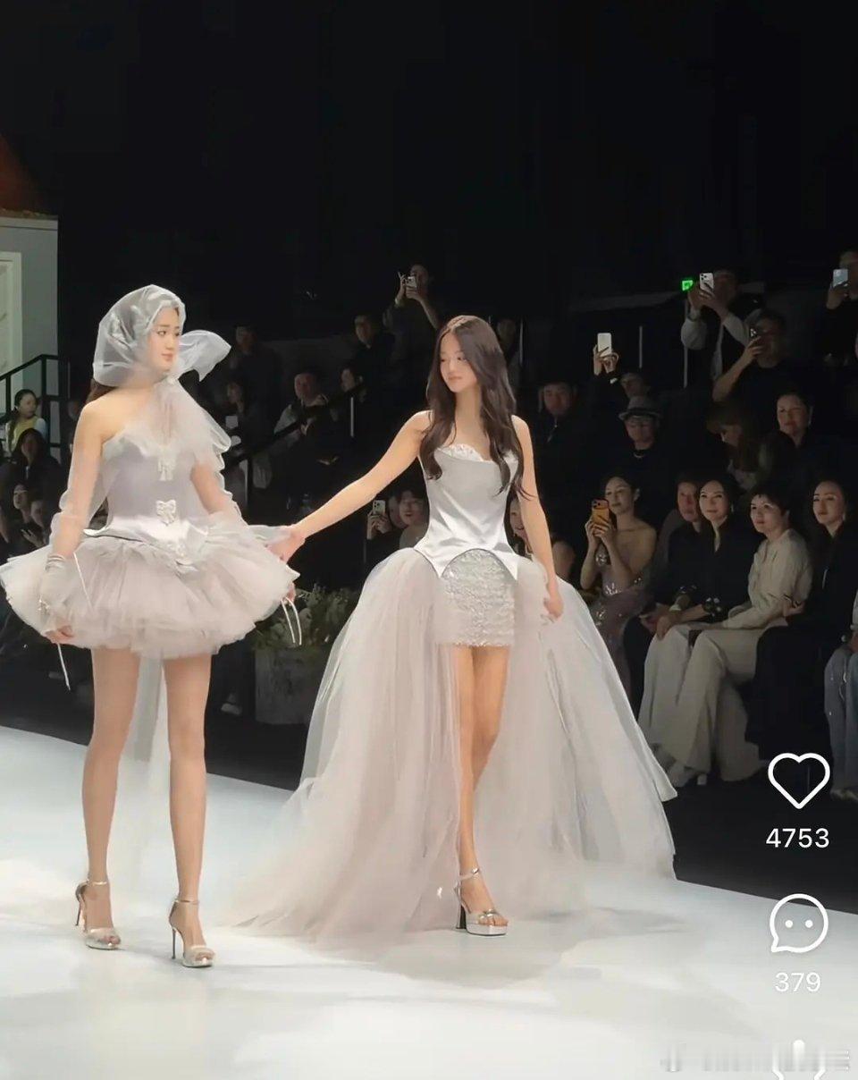 钟丽缇的基因真的很强大了，俩女儿身材长相都这么好 