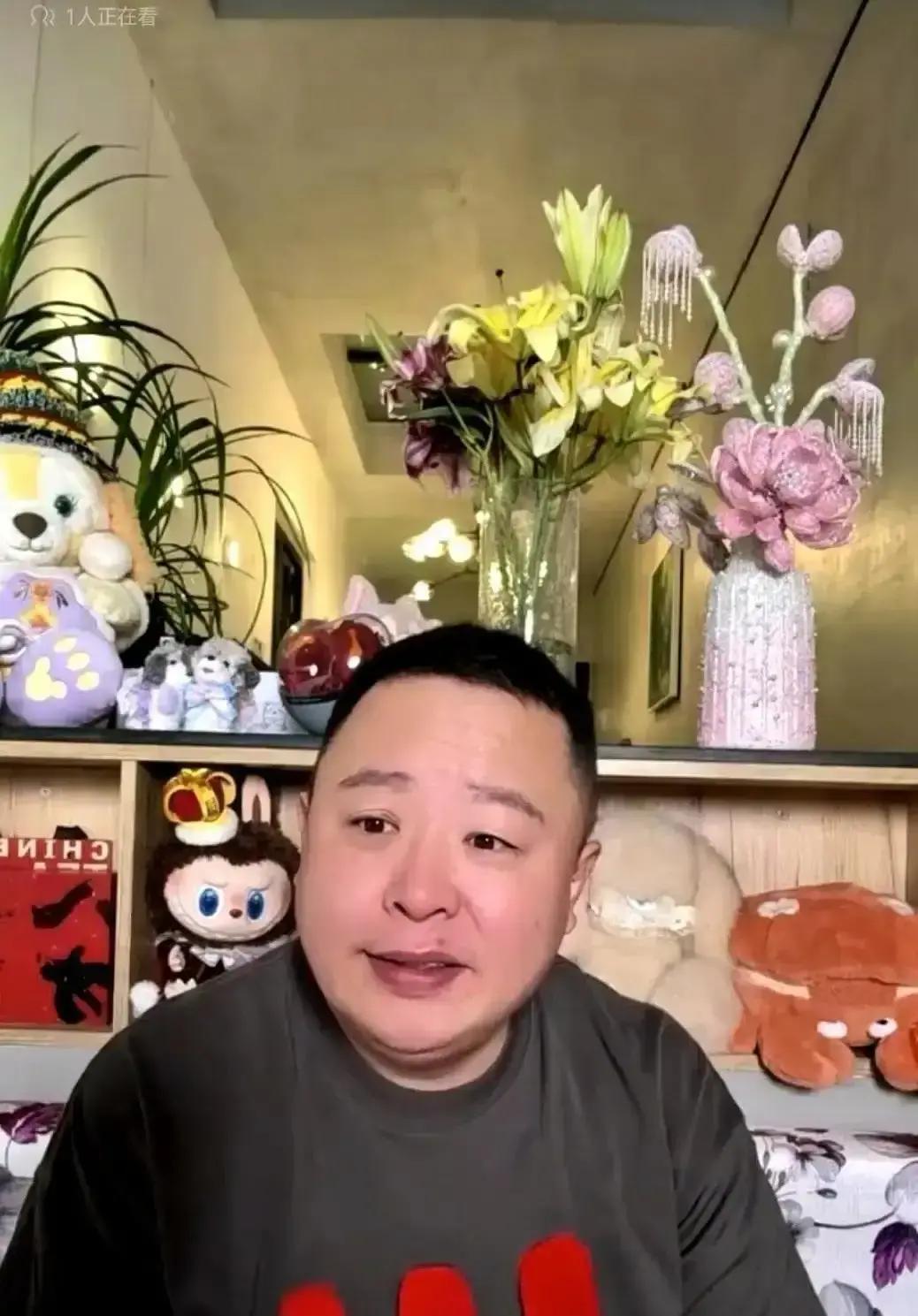 五年没上台，他先慌了
 
阎鹤祥把评书包袱拆成脱口秀，台下笑得比德云社还响。首场