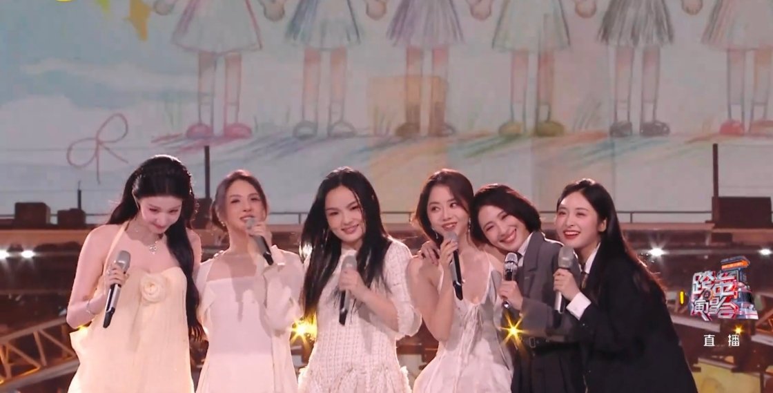 怎么办好喜欢这段舞台🥹女艺人们🥹 下楼梯船儿牵郭静的手看得我也是心软软🥹 