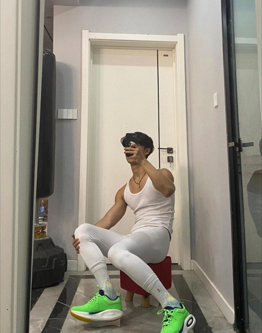 健身肌肉线条肌肉帅哥营男模健身 “全白紧身衣直接把肌肉线条焊在身上！荧光绿鞋子是