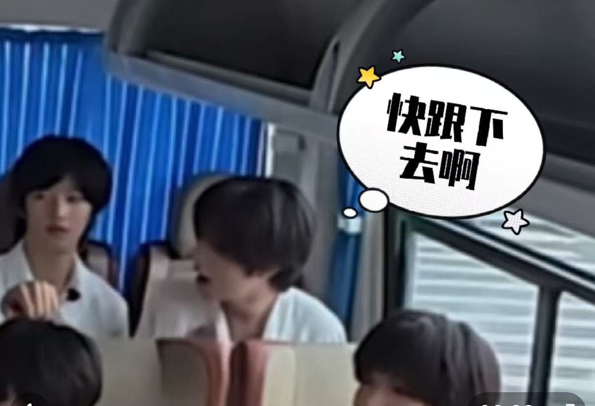 车停下来的时候也没有吵闹，交手机也乖乖的，拿好衣服也是第一个进门，找到练习室也会