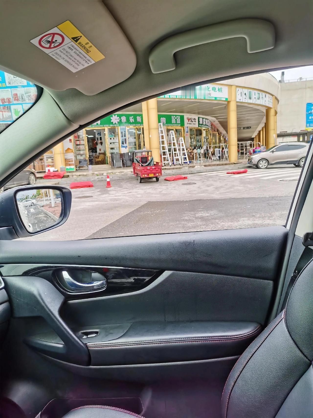 再一次路过我们城市以前最繁华的地方，“国际商贸城”，但现在是凄凉之地，以前全国各