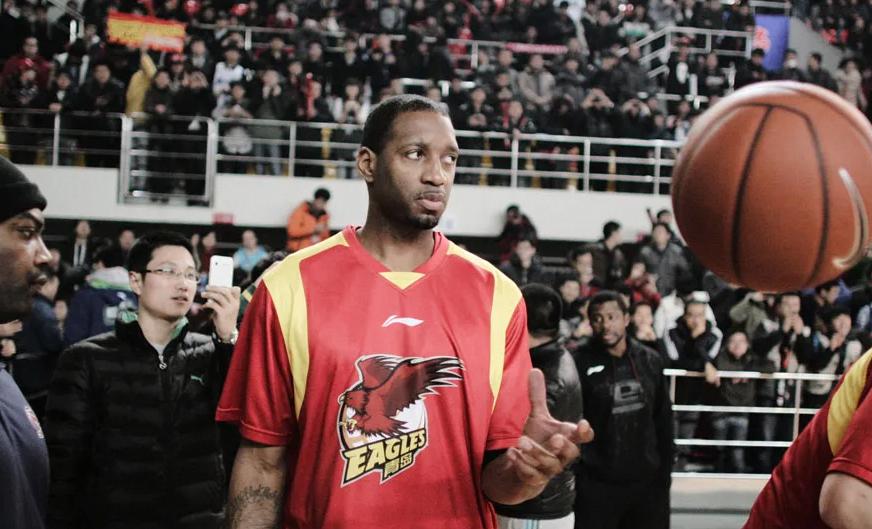 33岁的前NBA得分王，带着两座得分王奖杯、七次全明星的光环空降青岛。结局呢？场