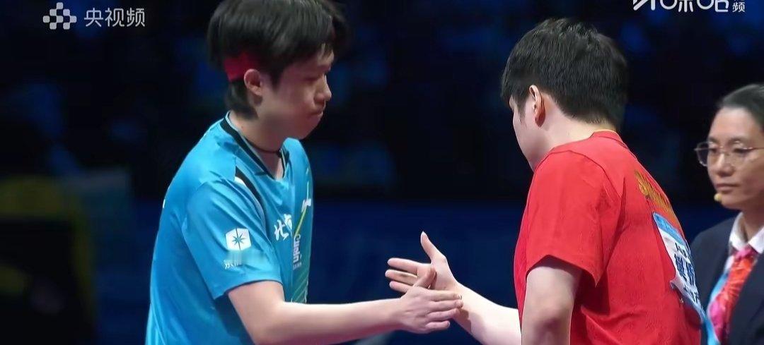 巅峰对决再取胜！樊振东3比1战胜王楚钦 上海男团扳平总比分！ 全运会乒乓球男团决