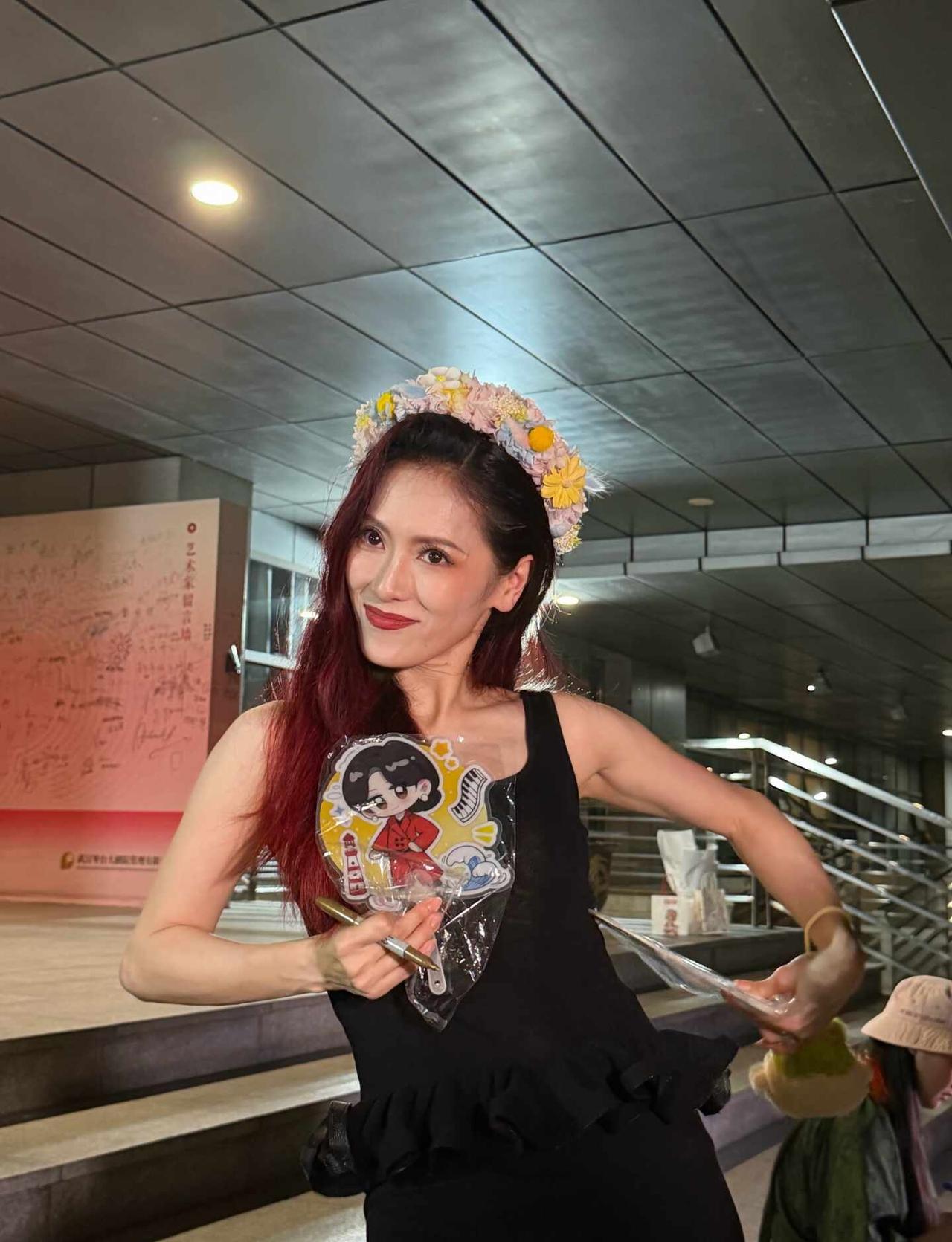 美萌兔子对自己的美貌一无所知
完全不需要任何P图。。
此女唱、演、脸完美无缺
z