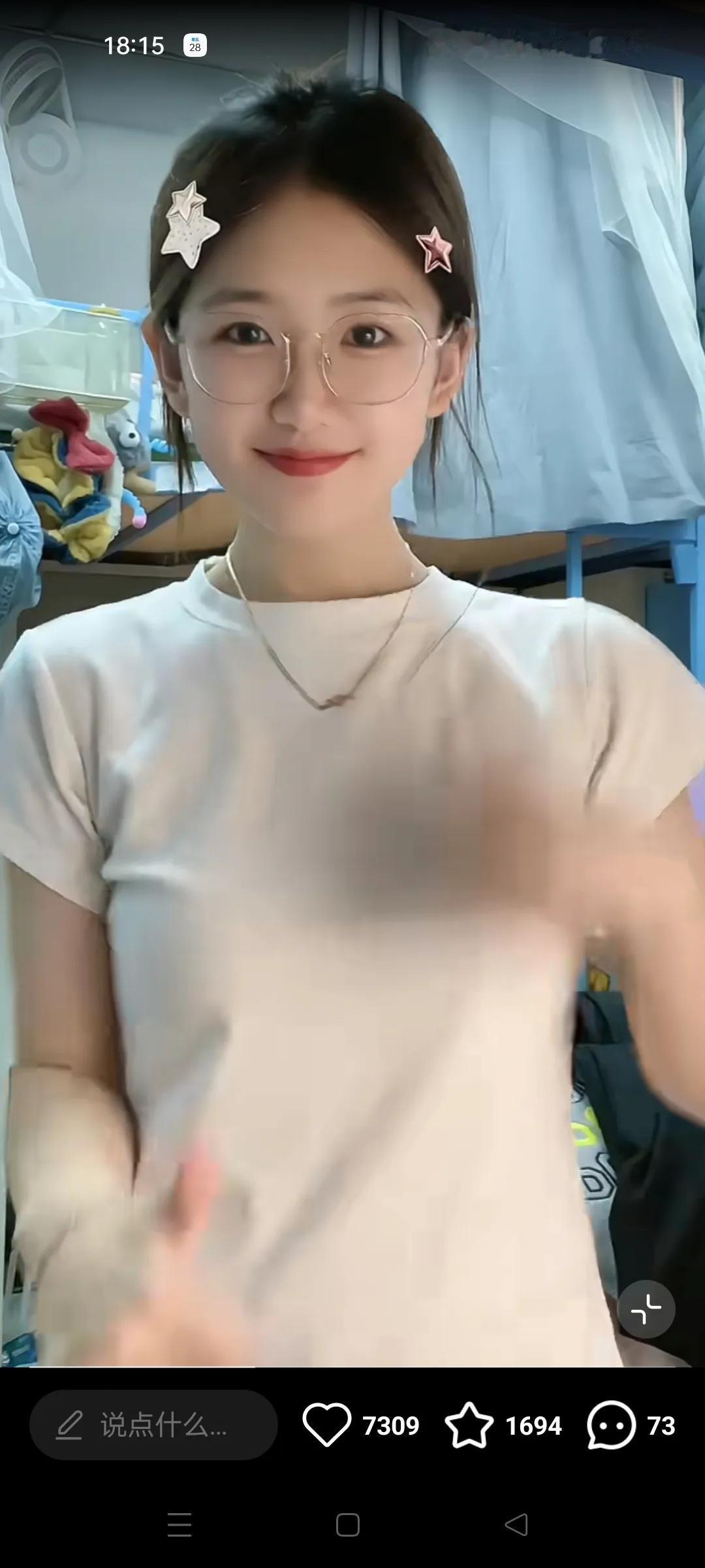  优雅气质
- 举止得体，行动间如弱柳扶风，却又不失端庄稳重。坐有坐相，站有站相