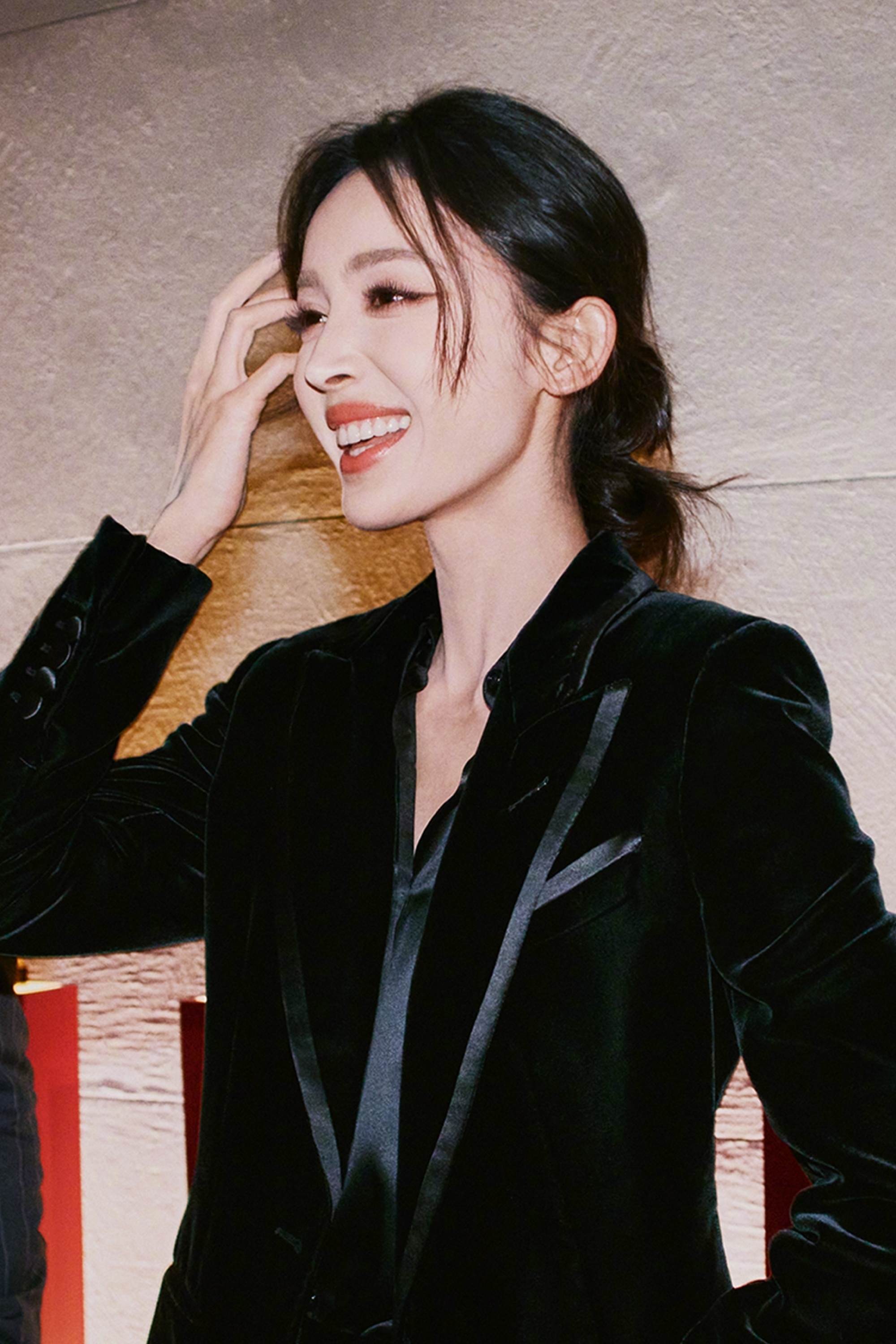 气场拉满！娜扎凭丝绒西装造型slay全场时刻 ​​​
