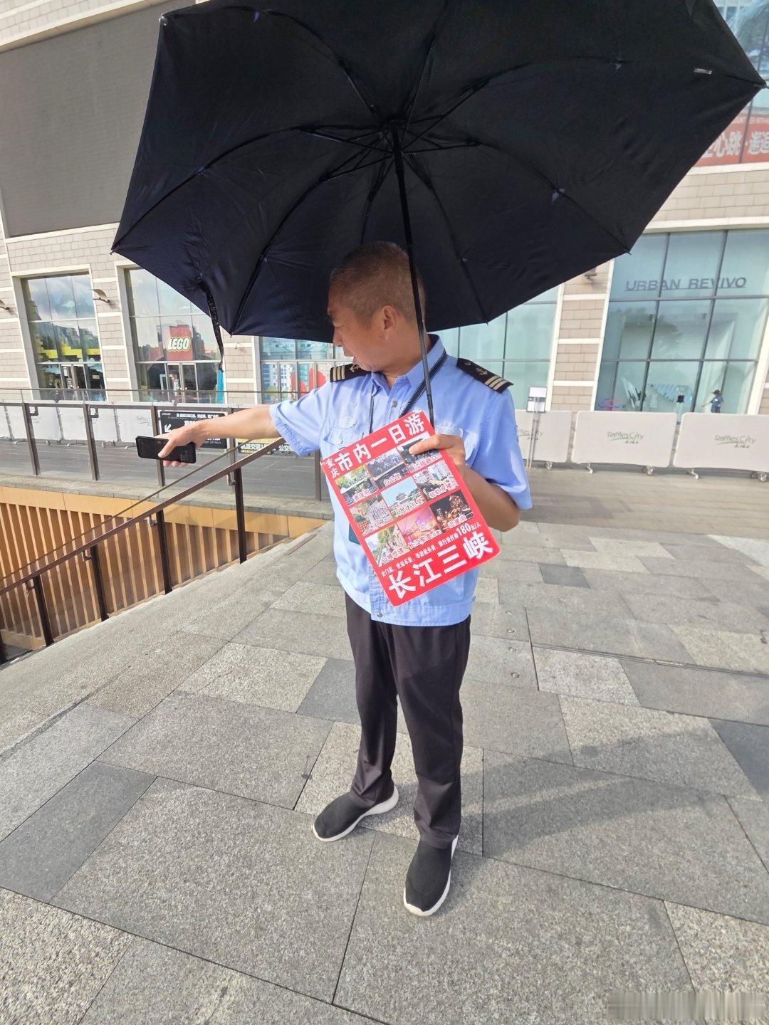 确实有点魔幻。都说问路得问警察叔叔
