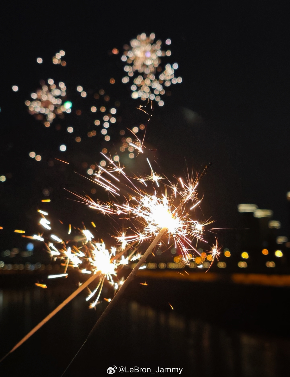 年也算是过完了，希望我们大家明年这个时候都会比现在更好吧～ 