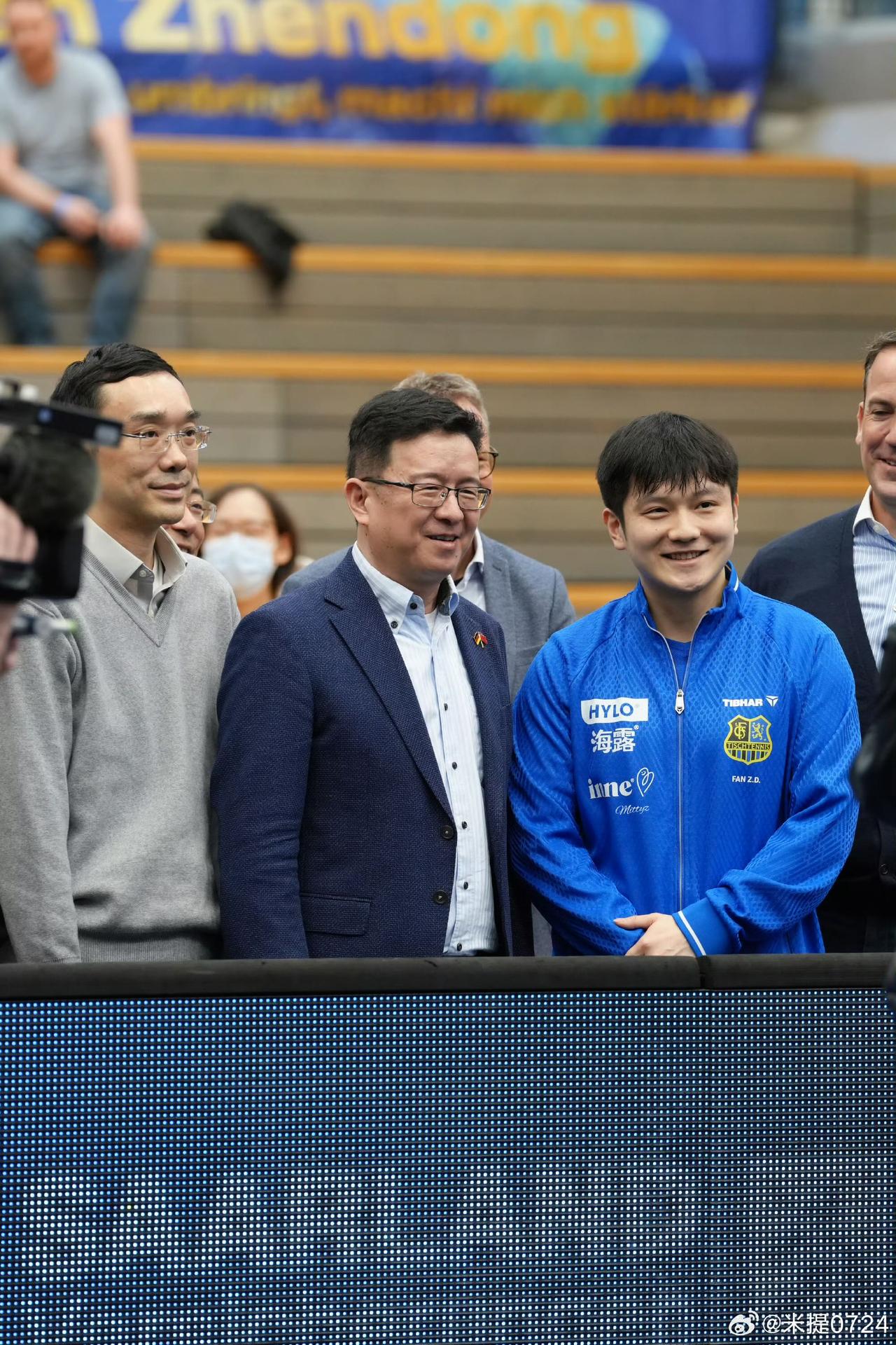 这两张照片，封神了！
樊振东与总领事合影，
一张正面照，一张对面照…

3月5日