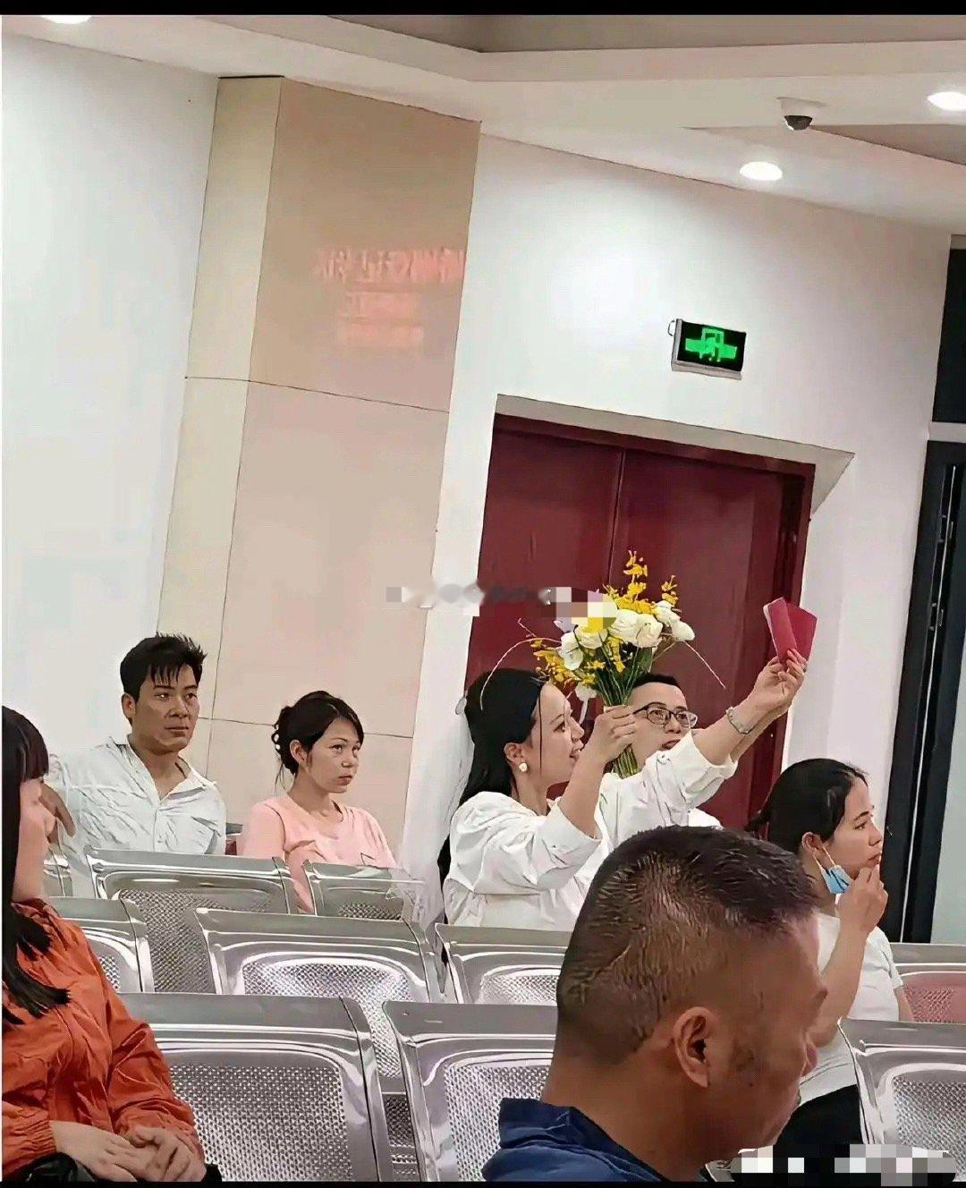 民政局离婚登记大厅拍到的一幕 