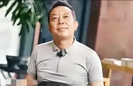 在商界大佬的微表情图谱里，贾总堪称教科书级案例。这位身价百亿的企业家，每次公开露