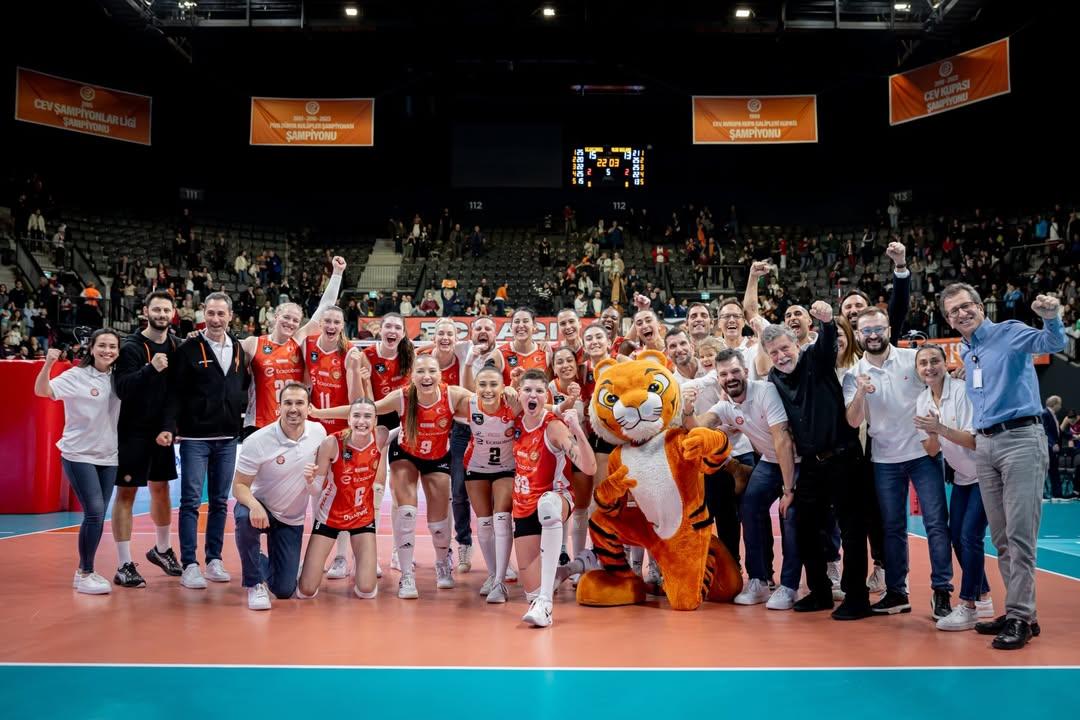 伊萨奇巴希3-2掀翻米兰

2025-2026女排欧冠小组赛第三轮，伊萨奇巴希在