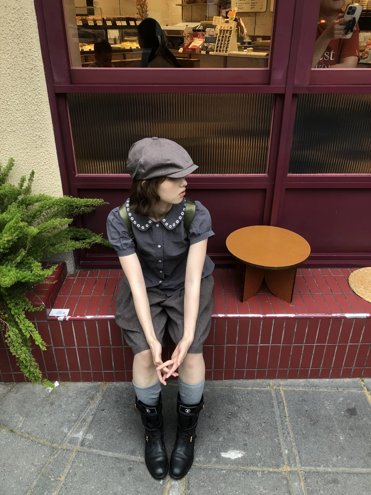 卖报的小男女孩📰