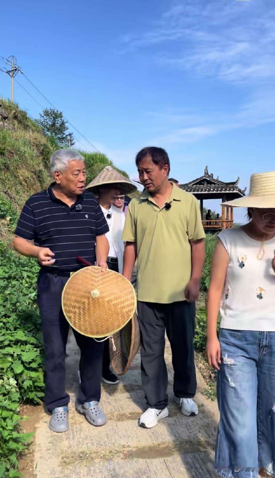 流浪大师沈巍一行人到了湖南新化调研，没助理开道，没保镖护驾，直接走进基层体验生活