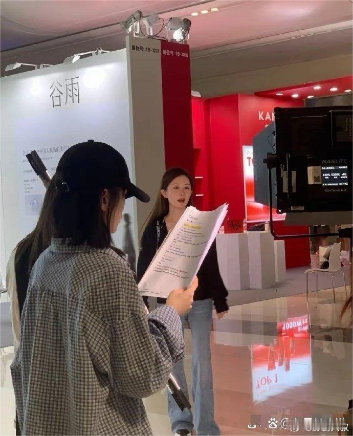 舒畅以前她演的《傻妞》让人难忘，但现在直播多了，有些人觉得有点烦 