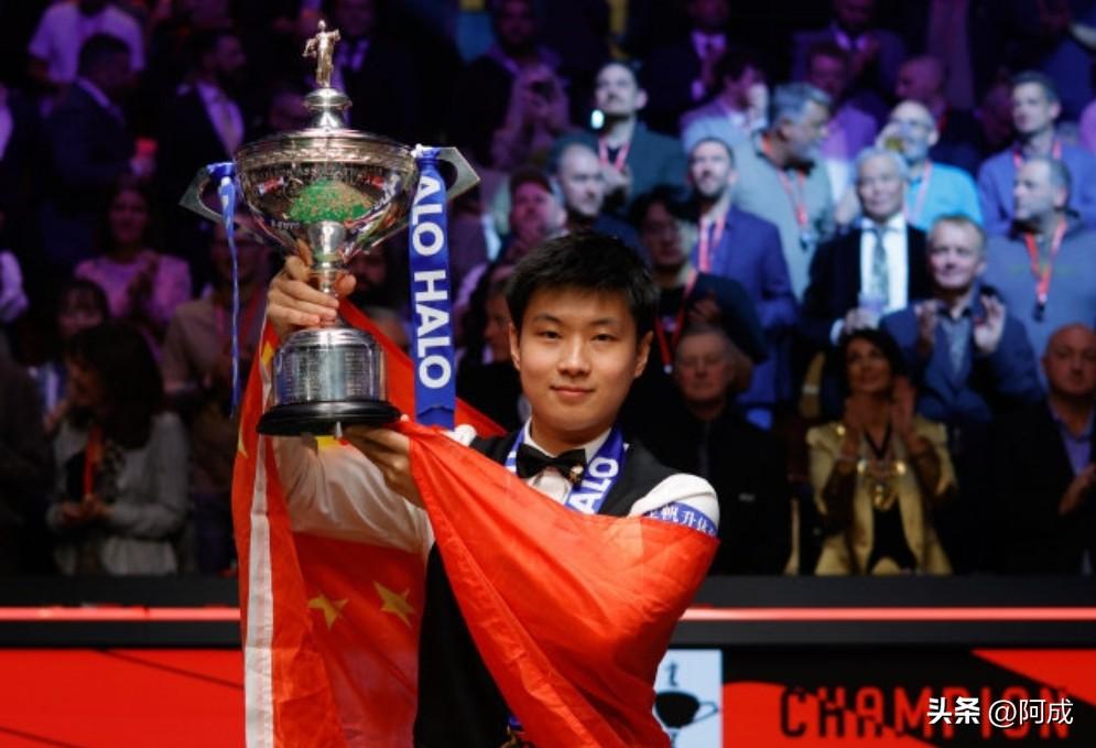 从2025世锦赛上演奇迹登顶，到如今斩获职业生涯首次背靠背冠军，赵心童在短短10