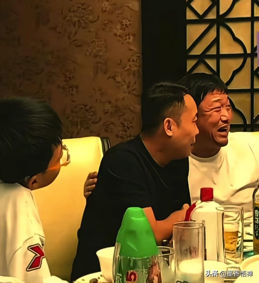 贾冰在成都参加一场私人聚会，不料被熟人偷拍，喝酒爆粗口的视频流传到网上。

有意