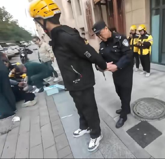 看这小哥嘴唇白的估计....哎…
以后克扣不了了，这种事件，他们的站点资格都会被