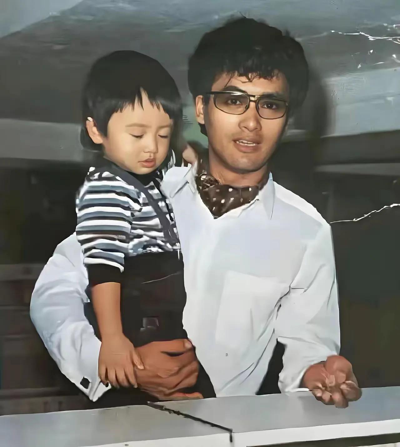 你敢相信吗？这个男人是红的发紫的大明星，不得不说，他年轻的时候的确太帅了，眉清目