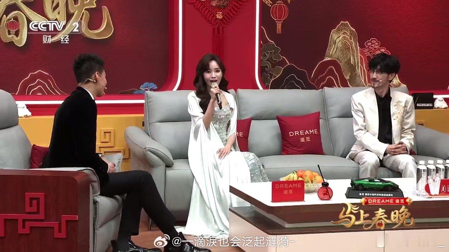 北京人被侯佩岑的新年礼物刷屏侯佩岑的送礼思路太绝！一台扫地机化解长辈过年打扫的辛